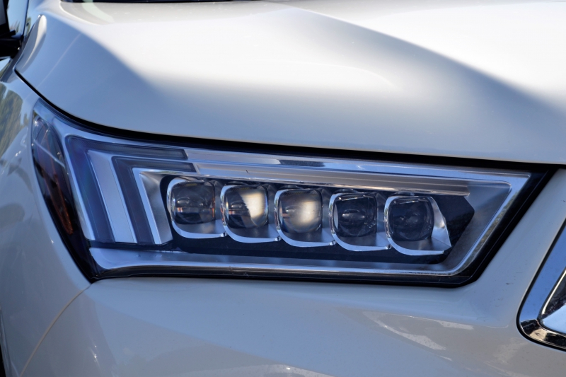 moto-VALBONNE-min_acura-headlamp-2834131